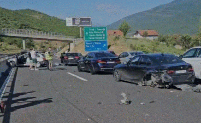 AKSIDENT I RËNDË PRANË PIKËS KUFITARE TË MORINËS/ Përplasen 6 makina, 7 të plagosur, mes tyre një grua shtatzënë dhe një fëmijë