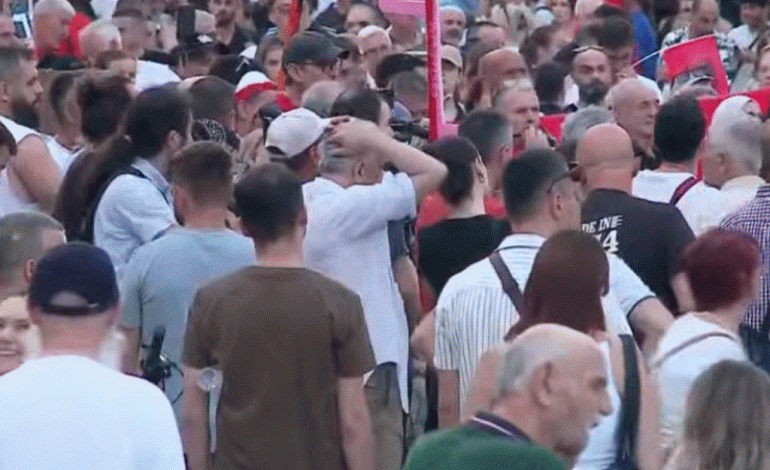 PAS AKTEVE TË DHUNËS TE KUVENDI/ Qytetarët mblidhen në protestë te Kryeministria: Lironi protestuesit…