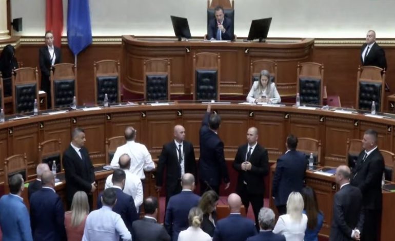 TENSIONE NË KUVEND/ Opozita nuk lëshon foltoren dhe shkëmben replika me Peleshin. Ndërpritet seanca