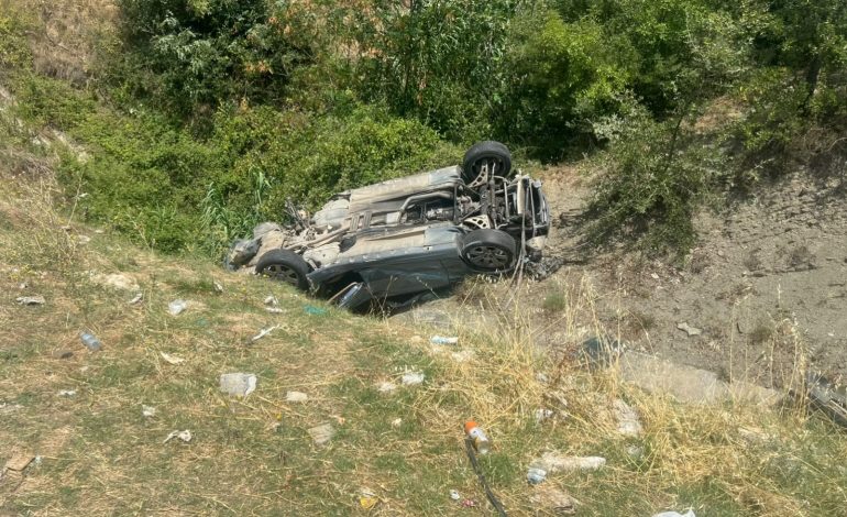 AKSIDENT I RËNDË NË GRAMSH/ Makina del nga rruga dhe rrokulliset disa herë, dy të plagosur