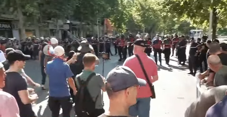 TENSIONE PARA KUVENDIT/ Protestuesit heqin gardhin metalik dhe qëllojnë me vezë policinë