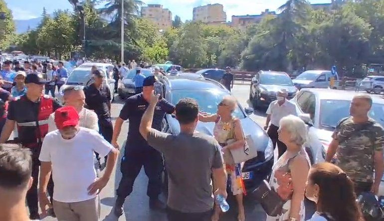 “FIKINI MAKINAT”/ Protestuesit përplasen me shoferët te “Rruga e Elbasanit”, ndërhyn policia