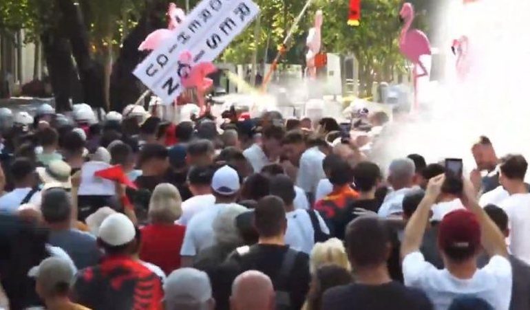 TENSIONET NË PROTESTËN PARA KUVENDIT/ Policia shpërndan protestuesit me ujë me presion dhe spraj piperi