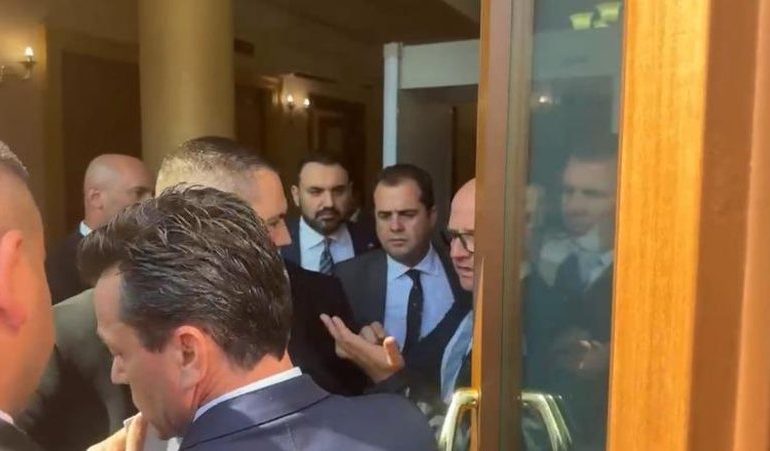 U PËRJASHTUA NGA KUVENDI/ Garda nuk lejon Shehajn të futet në sallë! Deputeti: E kam shlyer ndëshkimin