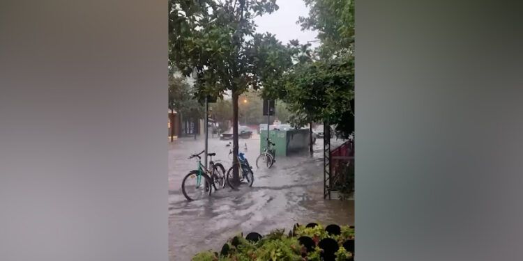 MOTI I KEQ “PUSHTON” ELBASANIN/ Përmbyten rrugët, dëme në bujqësi