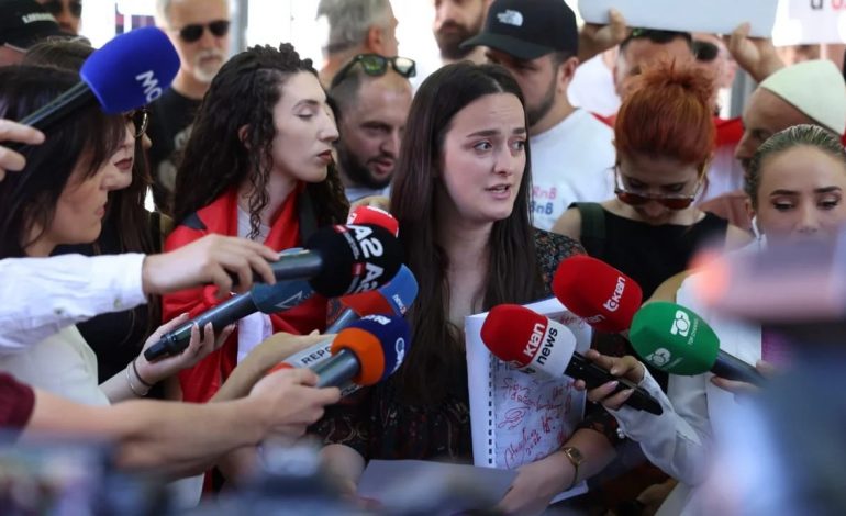 QYTETARËT PROTESTOJNË PARA SPAK/ Dorëzojnë padinë për “The Albanian Files”: Rama ka shmangur konsultimin publik