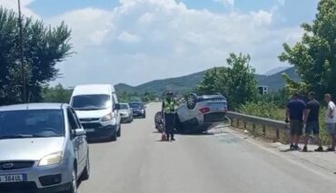 AKSIDENT NË AKSIN RRUGOR LUSHNJË-BERAT/ Makina përplaset me barrierat dhe përmbyset, katër të plagosur në spital
