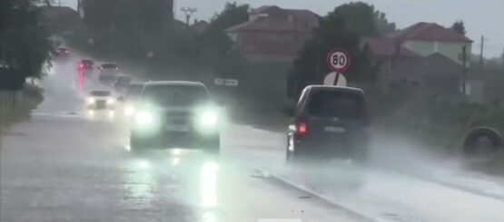 SURPRIZON MOTI/ Stuhi shiu e breshëri në Korçë, dëme në bujqësi dhe probleme në qarkullim