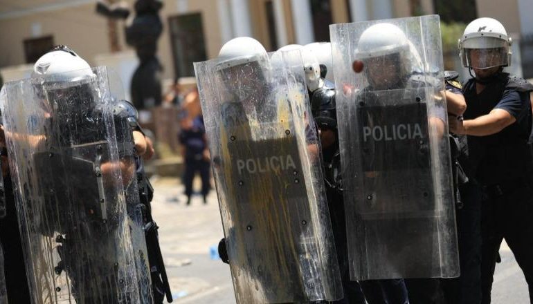PROTESTA E DHUNSHME TE KUVENDI/ Gurë drejt policëve e vezë drejt deputetëve, 19 të arrestuar, 12 nën hetim! Punohet për identifikimin e 6 të tjerëve