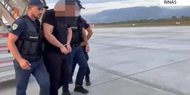 E PËSON KEQ/ Tentoi të fuste 46 kg kanabis të trafikuara nga Kanadaja, arrestohet në Rinas 34-vjeçari