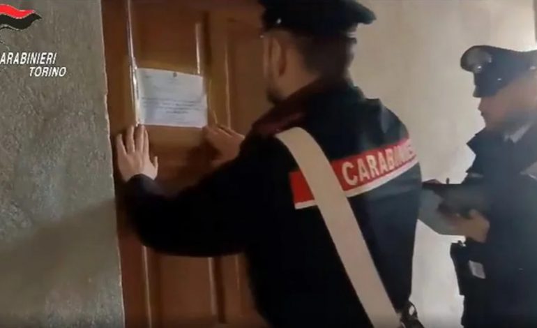 TMERR/ 47-vjeçari spërkat me naftë të dashurën dhe tenton t’i vërë flakën
