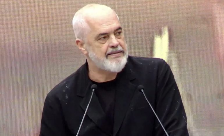 “KUNDËRSHTARËVE TË MI”/ Rama poston vjershën e Dritëro Agollit: Ju aq baltë po hidhni mbi mua…