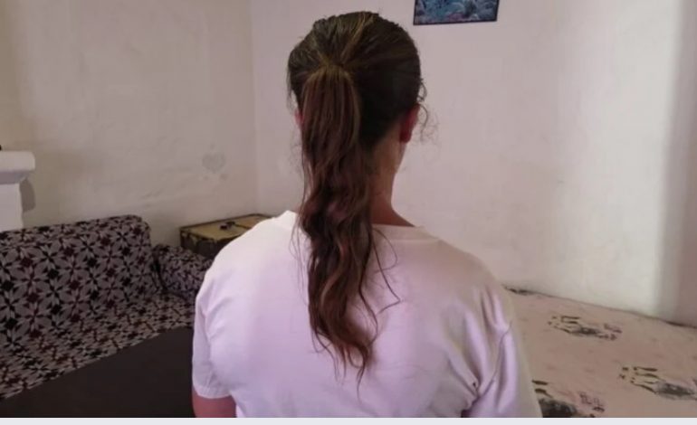 “U KËRKOJ FALJE 100 HERË”/ Dhunimi i 17-vjeçares në Fier nga tre adoleshentet, flet nëna e dhunueses: Vajza vuan nga probleme të shëndetit mendor