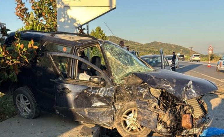 AKSIDENT I RËNDË NË AKSIN ELBASAN-PEQIN/ Pesë të plagosur nga përplasja e tre makinave, dy në gjendje kritike për jetën