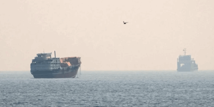 PËRSHKALLËZOHET KONFLIKTI/ SHBA godet 140 objektiva në Iran, Teherani mbyll Ngushticën e Hormuzit