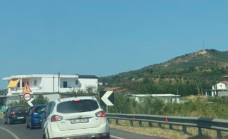AKSIDENT NË AKSIN PEQIN-RROGOZHINË/ Përplasen dy automjete, një nga shoferët përfundon në spital