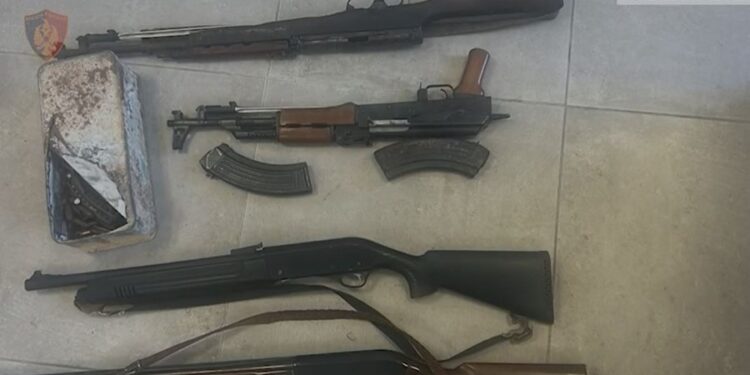 E PËSON KEQ/ I gjenden armë dhe municion në banesë, arrestohet 21-vjeçari në Shkodër