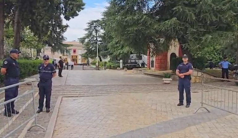 SOT SEANCË PLENARE/ Kuvendi BLINDOHET me barriera metalike dhe forca policie