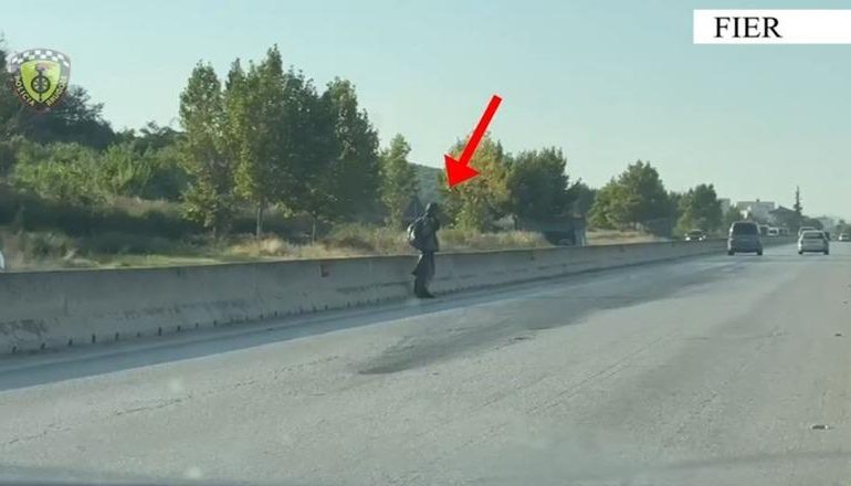 KËMBËSORËT NË AUTOSTRADË/ Rrugorja e Fierit i gjobit me nga 1000 lekë: Përdorni mbikalimet për sigurinë e jetës suaj