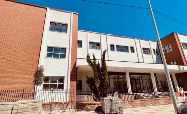 E RËNDË NË SHKODËR/ Përplasje me thikë brenda Poliklinikës, një person…