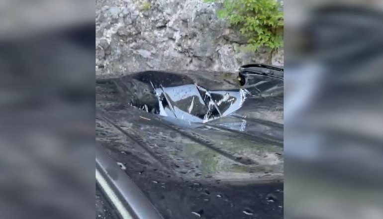 PRAG TRAGJEDIE NË SHKODËR/ Gguri shkëputet nga një masiv shkëmbor dhe bie mbi makinën me turistë