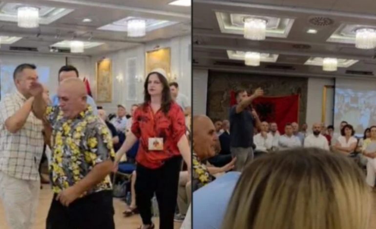 TENSIONE NË KUVENDIN KOMBËTAR TË PROTESTËS/ Të pranishmit përplasen me njëri-tjetrin. Organizatori: Nuk ma ka ndier kur kam pasur 300 veta përballë, jo më juve