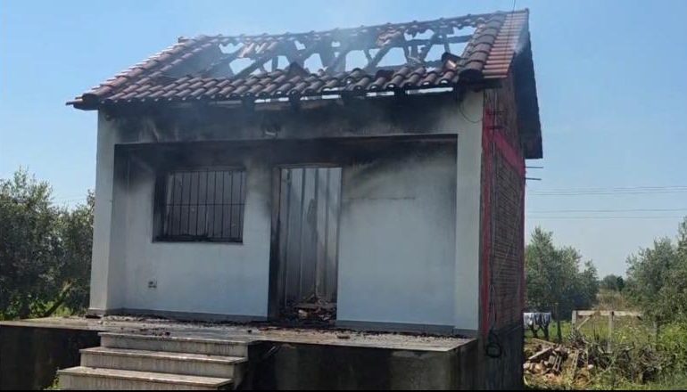 FLAKËT PËRPIJNË BANESËN NË LUSHNJE/ Shkak dyshohet një shkëndijë elektrike