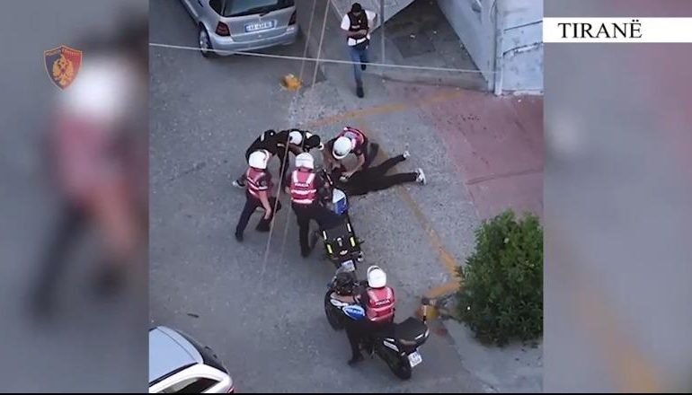 DO SHISTE TRITOL E GRANATA/ Arrestohet 52-vjeçari në Tiranë! VIDEO kur policia e shtrin në tokë dhe i vë prangat