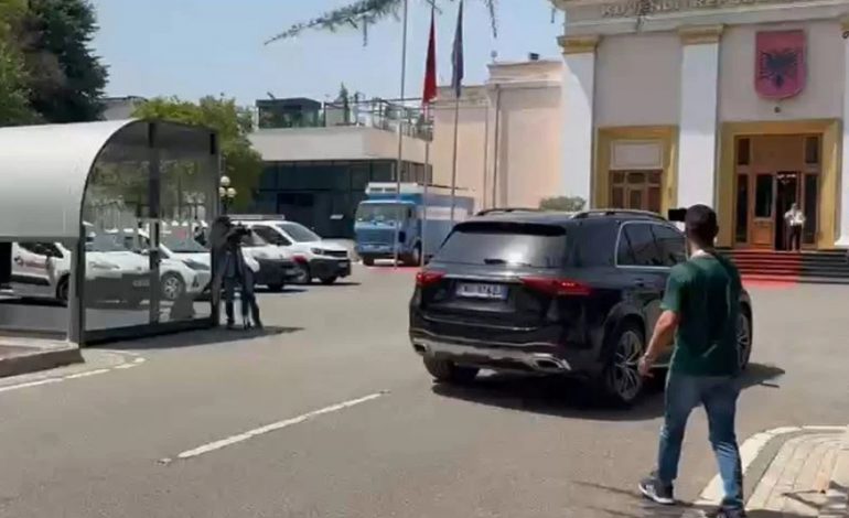 TENSIONE PARA KUVENDIT/ Protestuesve ‘u shpëtojnë’ disa deputetë që u futën nga dera e pasme, por gjuajnë me vezë makinën e Gardës