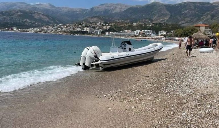 SHMANGET TRAGJEDIA NË HIMARË/ Mjeti lundrues pësoi defekt gjatë në mes të stuhisë, shpëtohet një familje nga mbytja në det
