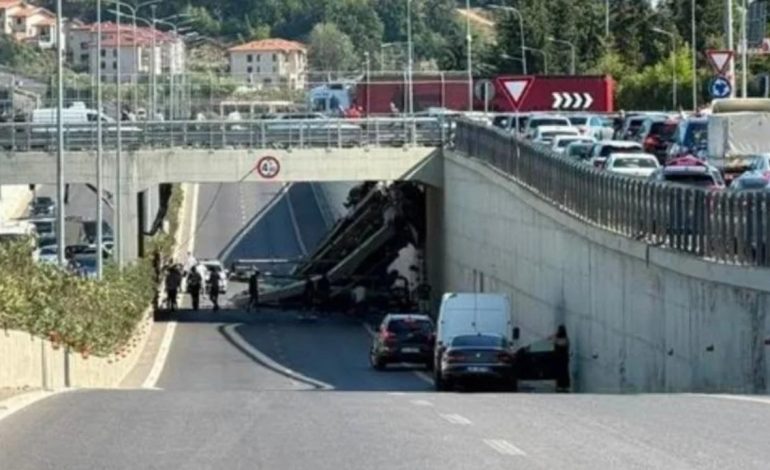 AKSIDENT I FRIKSHËM NË TIRANË/ Betonieria bie nga lartësia