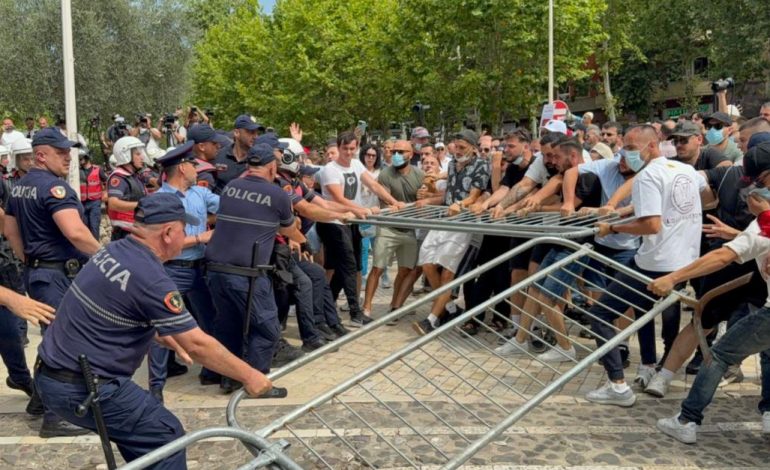 PËRPLASJET MES PROTESTUSVE PARA KUVENDIT/ Shkon në tre numri i efektivëve të lënduar