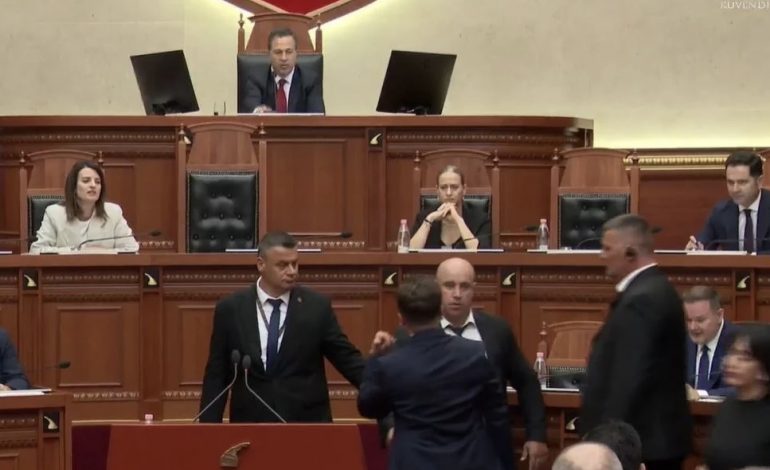 TENSIONE EDHE NË SEANCË/ Erald Kapri shkon drejt foltores pa radhë, ndërhyn menjëherë Garda