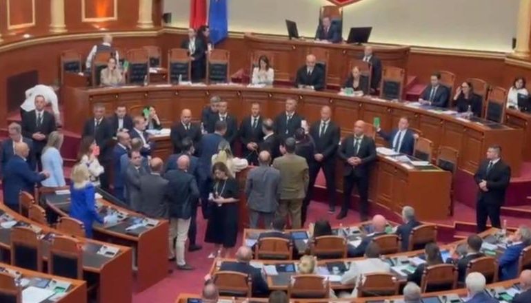 KUVEND/ Deputetët e opozitës presin kryeministrin me këngën ‘Rama jepe dorëheqjen’
