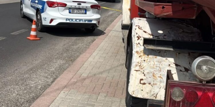 TRAGJIKE NË AKSIN ELBASAN-PEQIN/ Humb jetën 73-vjeçari pasi u përplas nga furgoni