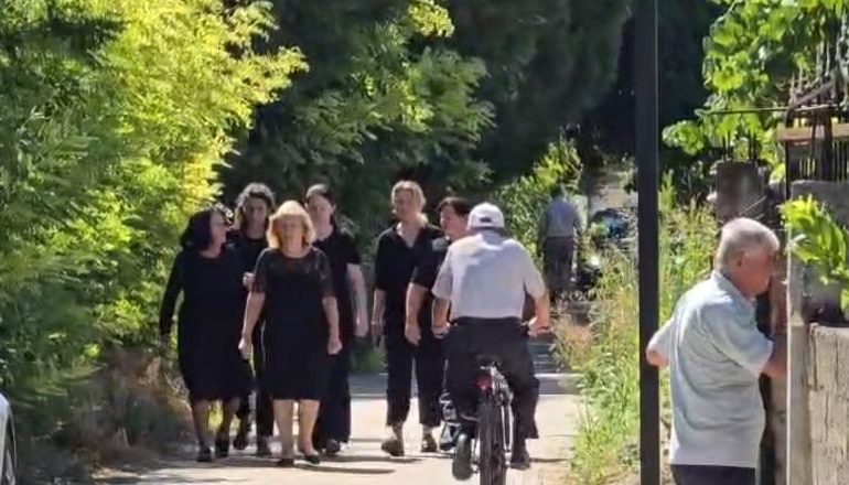 U VRANË ME ARMË GJAHU NGA ISH-DHËNDRI/ Përcillen në banesën e fundit bashkëshortët në Roskovec