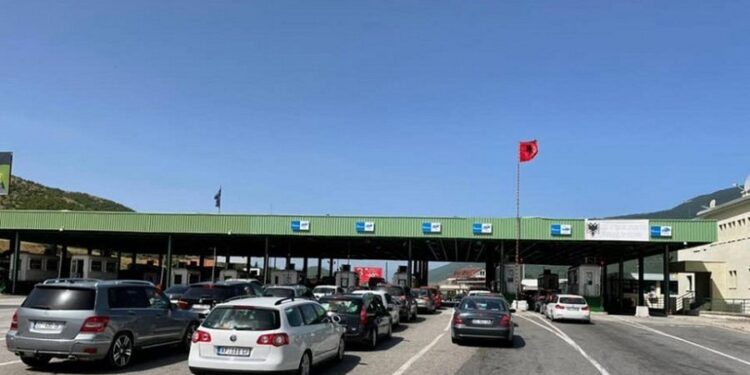 FLUKS I LARTË PUSHUESIS DREJT SHQIPËRISË/ / Qytetarët nga Kosova zgjedhin bregdetin shqiptar për pushimet verore