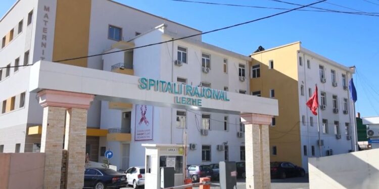 NDODH EDHE KJO/ Shkon të kurohet në Spitalin e Lezhës, 54-vjeçarit i bie pistoleta nga çanta dhe i shkrepet…