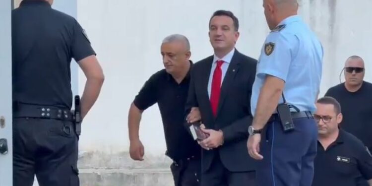 AVOKATËT E HUAJT TË VELIAJT MBËRRIJNË NË BURGUN E DURRËSIT/ Takim me kryebashkiakun për strategjinë e mbrojtjes