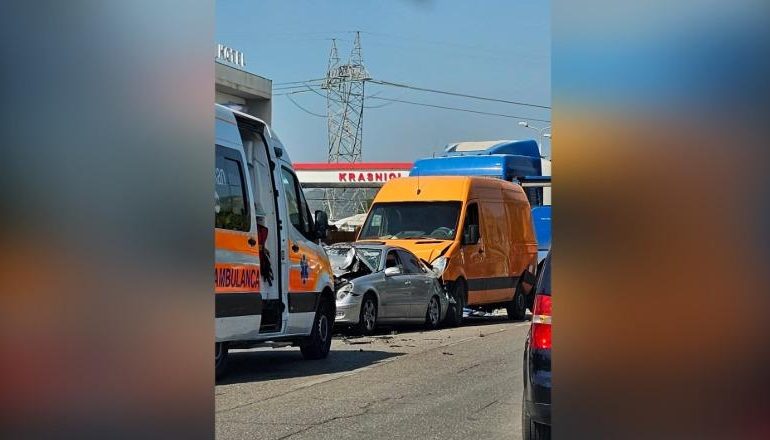 AKSIDENT I FRIKSHËM NË ELBASAN/ Përplasen dy furgonë, makina e trajleri! Një i plagosur (PAMJET)