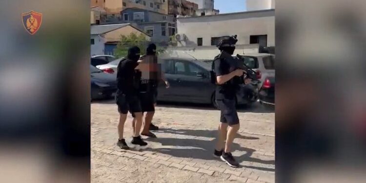 E PËSON KEQ/ Në kërkim nga Italia për trafik narkotikësh, arrestohet 23-vjeçari në Durrës