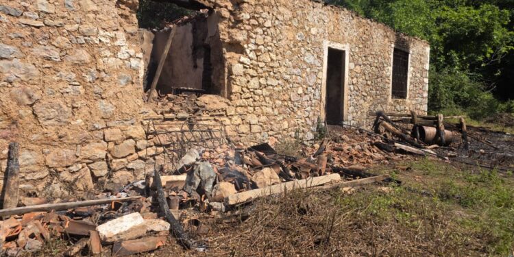 DETAJE NGA TRAGJEDIA NË SHKODËR/ Trupat u zbuluan nën rrënojat e banesës së djegur, familja sapo ishte kthyer nga Gjermania