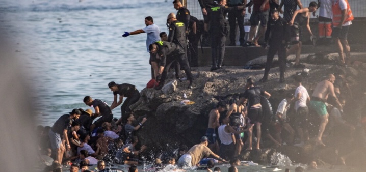 KAOS NË PORTAT E EUROPËS/ 18 emigrantë humbin jetën gjatë kalimit në Ceuta