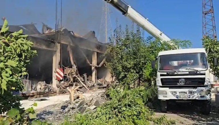 ZJARRI NË MAGAZINËN ME FISHEKZJARRE NË DURRËS/ Arrestohet 38-vjeçari që po digjte shkurret