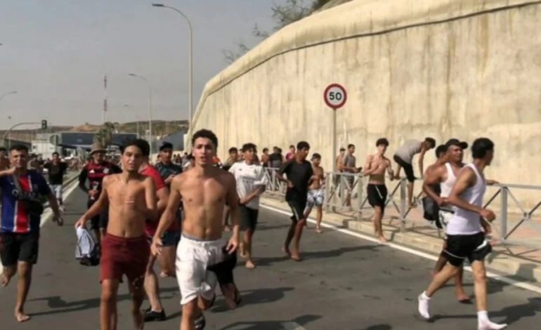 MAROKENËT PUSHTOJNË BREGDETIN SPANJOLL/ 60 mijë persona hyjnë në Ceuta, 34 viktima. BE kërkon kthime të shpejta