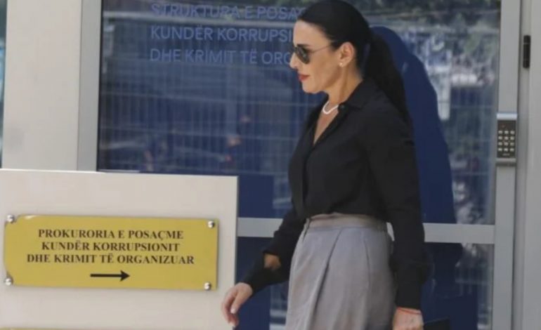 I KOMUNIKOHET AKUZA/ Belinda Balluku paraqitet në SPAK, shoqërohet nga avokati i saj