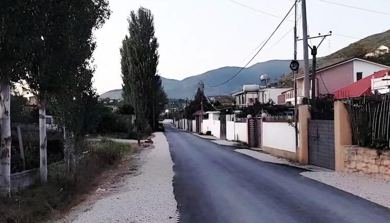 EMRI/ Shpallet në kërkim autori i plagosjes së 22-vjeçarit në Kurbin, nën kërcënimin e armës i mori edhe mjetin