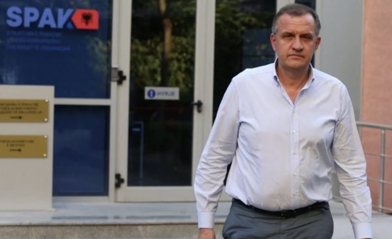 LIROHET NGA BURGU ILIR BEQJA/ Ish-ministri i Shëndetësisë ‘kthehet’ në shtëpi, GJKKO i ndryshon masën e arrestit