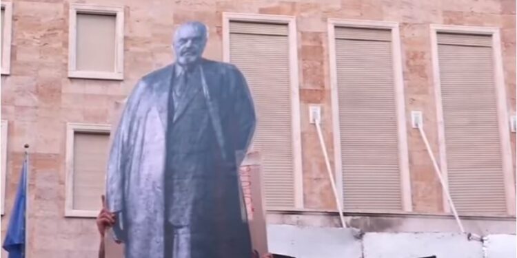 PROTESTA NË TIRANË/ Imitohet rrëzimi i shtatores së Enver Hoxhës me foton e Ramës