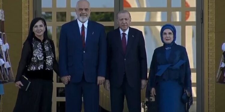 PAMJET/ Kryeministri Rama dhe bashkëshortja në Ankara, priten nga Erdoğan dhe Zonja e Parë